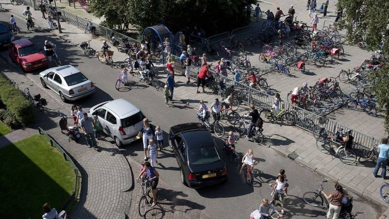 Drukte bij basisschool - foto Rikkert Harink